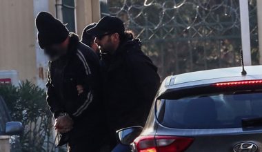 Στην φυλακή ο γιος της χήρας πρώην υπουργού του ΠΑΣΟΚ για τον θάνατο της μητέρας του – «Την τάιζε με ντελίβερι»