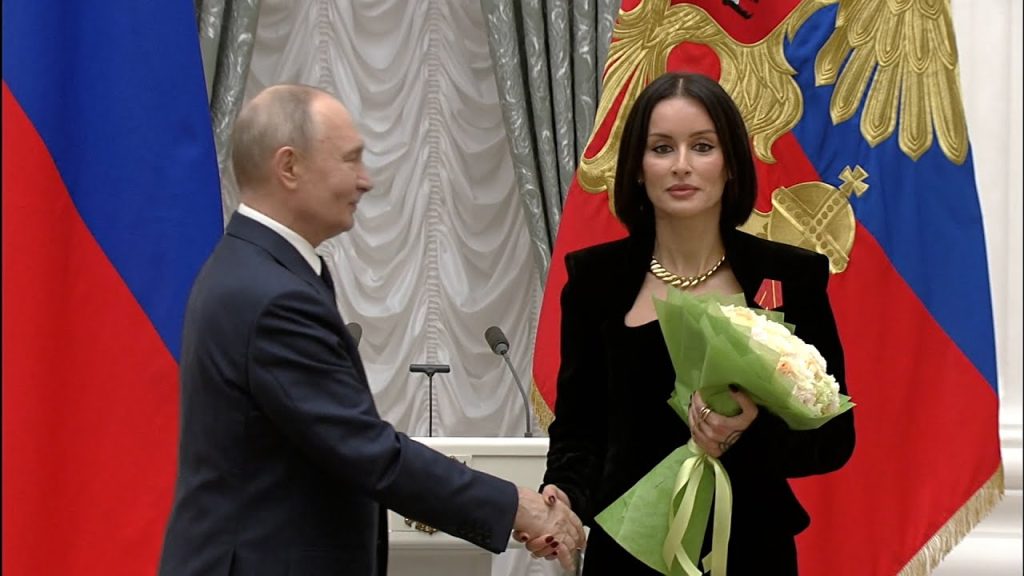 Tίνα Κανδελάκη: Η γοητευτική Ελληνίδα δημοσιογράφος από την Γεωργία που βραβεύθηκε από τον ίδιο τον Β.Πούτιν