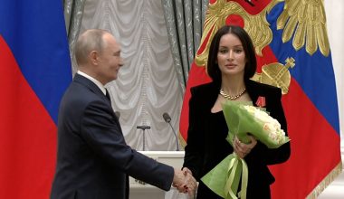 Tίνα Κανδελάκη: Η γοητευτική Ελληνίδα δημοσιογράφος από την Γεωργία που βραβεύθηκε από τον ίδιο τον Β.Πούτιν