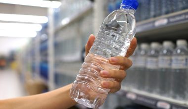 Οι κίνδυνοι από την καθημερινή κατανάλωση εμφιαλωμένου νερού – Τι ισχύει με τα μικροπλαστικά