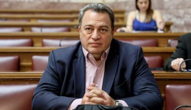 Αγρότες πέταξαν βαμβάκι και άχυρα στο γραφείο του Ε.Στυλιανίδη στην Κομοτηνή