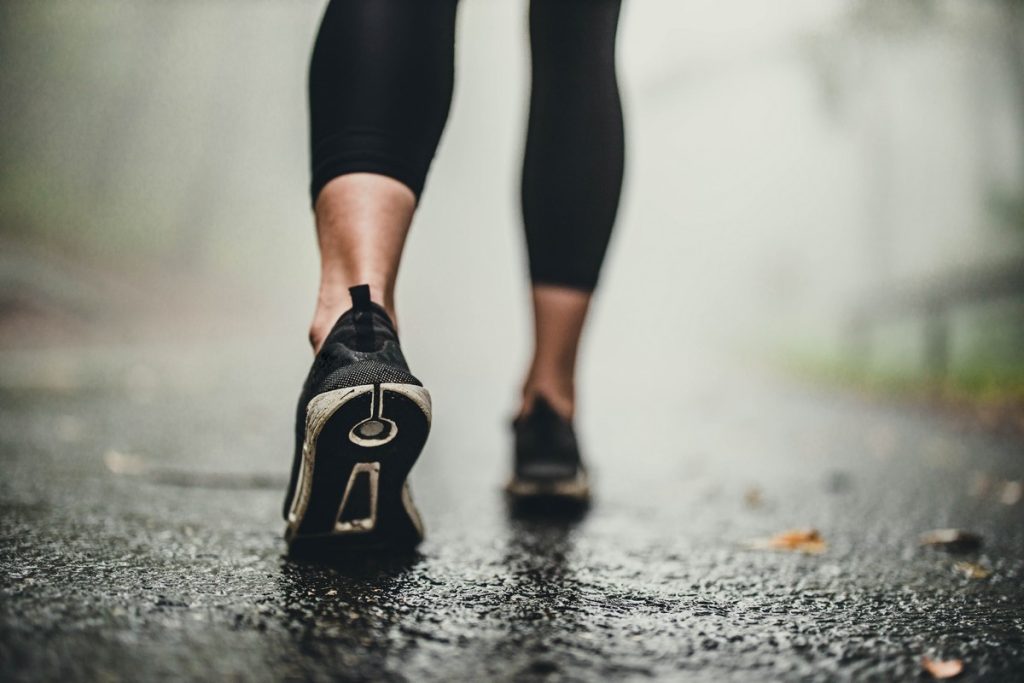 Δείτε πόσα βήματα χρειάζονται για να «κάψετε» τις θερμίδες από τα χριστουγεννιάτικα φαγητά και ποτά