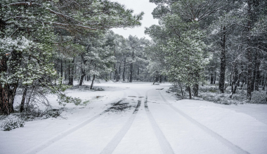 Στην «κατάψυξη» η χώρα: «Τσουχτερό» κρύο και βροχές – Πότε θα «ντυθούν» στα λευκά τα ορεινά της Αττικής