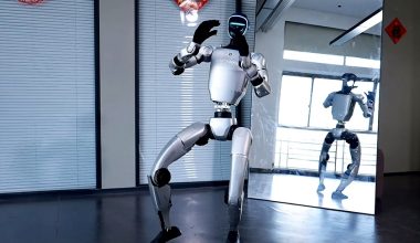 Βίντεο: Aνθρωποειδές ρομπότ περιπολεί τους δρόμους στην Κίνα δίπλα σε ένοπλους αστυνομικούς