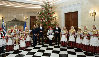 Ο Κ.Μητσοτάκης άκουσε τα πρωτοχρονιάτικα κάλαντα από την Ένωση Λιοσιωτών Ιλίου (φώτο)