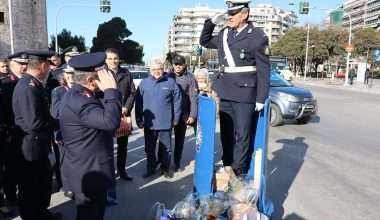 Ο τροχονόμος με το βαρέλι επέστρεψε στη Θεσσαλονίκη – «Καλή χρονιά με λιγότερα ατυχήματα»
