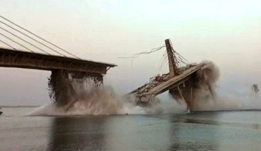 Βίντεο: Γέφυρα στον Γάγγη κατέρρευσε δύο φορές μέσα σε έναν χρόνο!