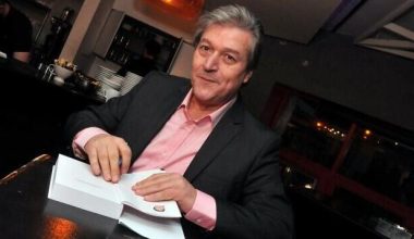 Συγγενείς και φίλοι είπαν το τελευταίο «αντίο» στον δημοσιογράφο Αντώνη Κοκορίκο στο Αποτεφρωτήριο Ριτσώνας (φώτο)