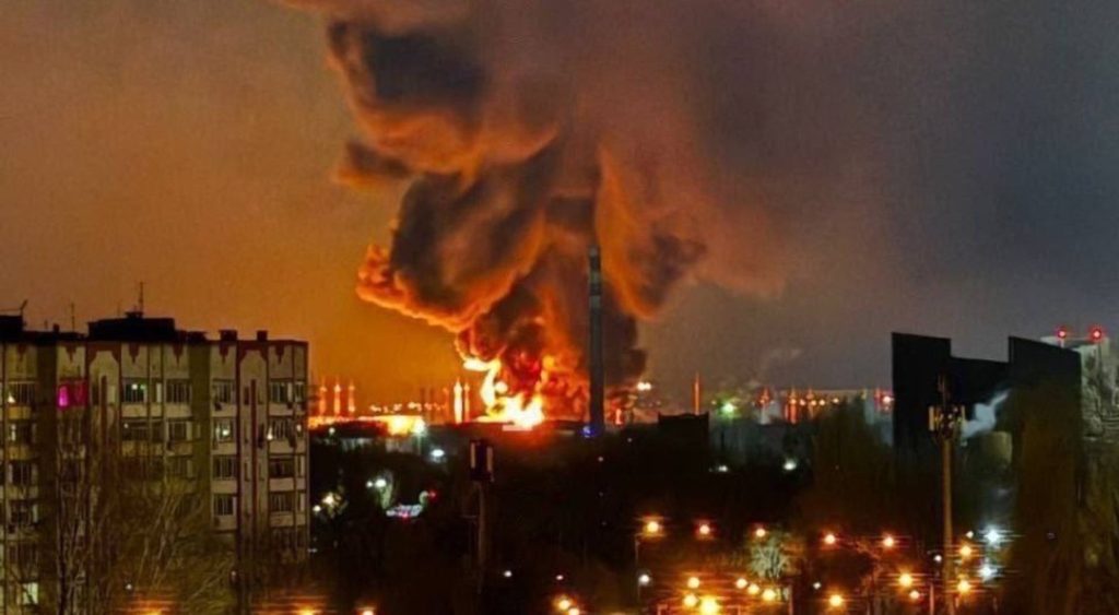 ΕΚΤΑΚΤΟ: Ουκρανικά drones έπληξαν τα ομοσπονδιακά πετρελαϊκά αποθέματα της Ρωσίας 270 χλμ. βόρεια από τη Μόσχα