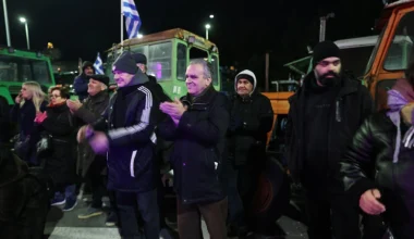 Οι αγρότες στο μπλόκο της Νίκαιας κάνουν πρωτοχρονιάτικο ρεβεγιόν με μουσική και φαγητό: Δείτε εικόνες