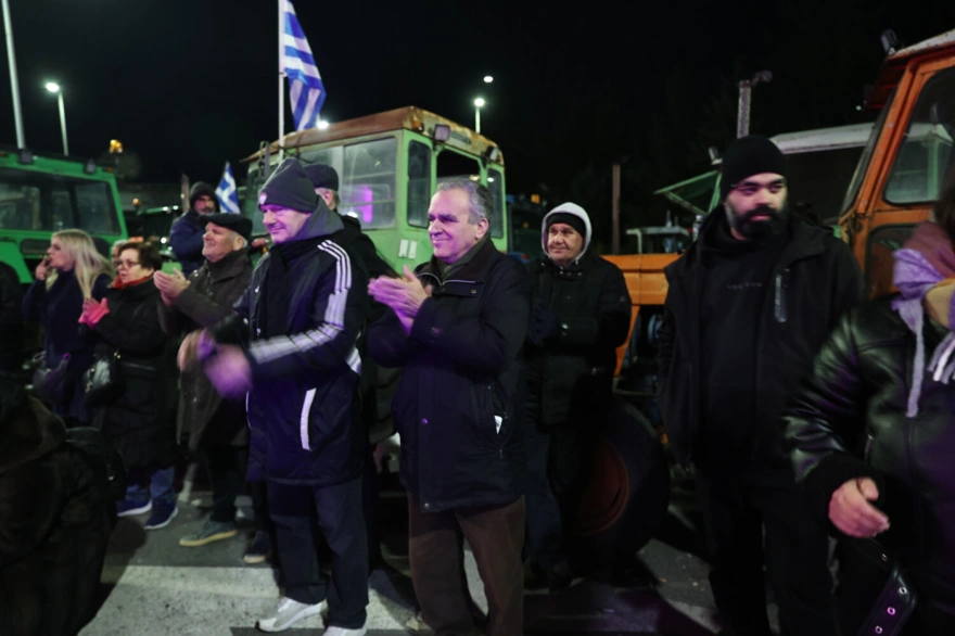 Οι αγρότες στο μπλόκο της Νίκαιας κάνουν πρωτοχρονιάτικο ρεβεγιόν με μουσική και φαγητό: Δείτε εικόνες