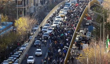 Κλιμακώνονται οι διαδηλώσεις στο Ιράν: Επιτέθηκαν σε κυβερνητικό κτίριο