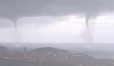 Ισπανία: Η στιγμή που τρεις υδροστρόβιλοι «σαρώνουν» ταυτόχρονα την ακτή Μαζαρόν – Εντυπωσιακά πλάνα