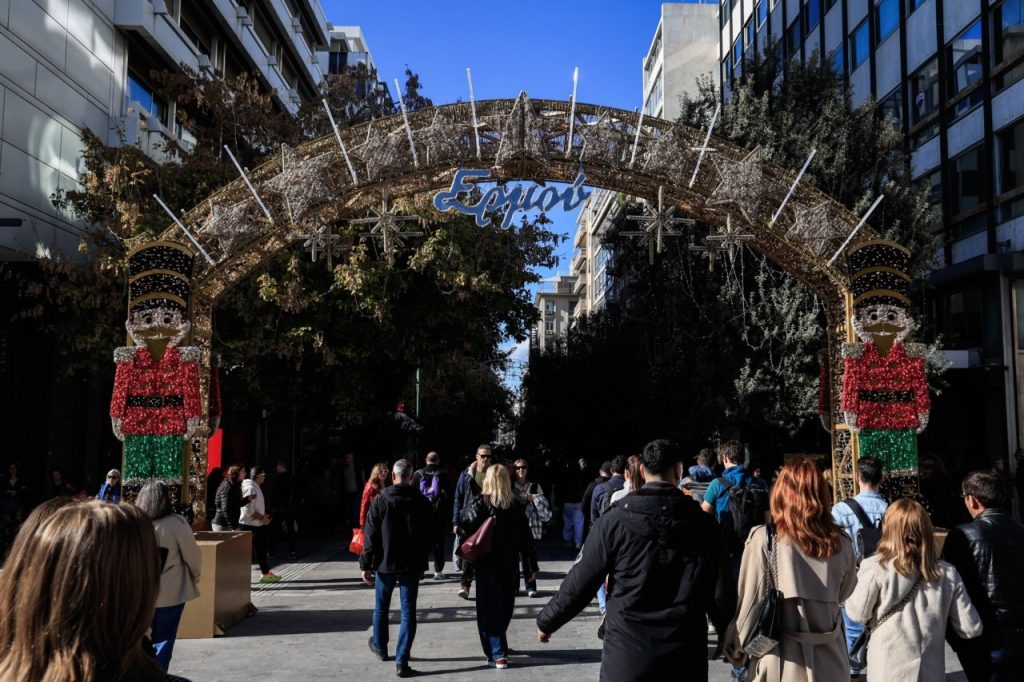 Εορταστικό ωράριο: Πώς θα λειτουργήσουν σήμερα παραμονή Πρωτοχρονιάς καταστήματα και σούπερ μάρκετ