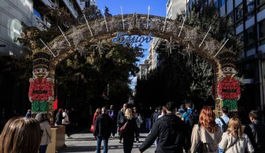 Εορταστικό ωράριο: Πώς θα λειτουργήσουν σήμερα παραμονή Πρωτοχρονιάς καταστήματα και σούπερ μάρκετ