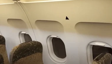 Το γνωρίζατε; – Πού χρησιμεύουν τα μικρά τρίγωνα πάνω από τα παράθυρα στα αεροσκάφη