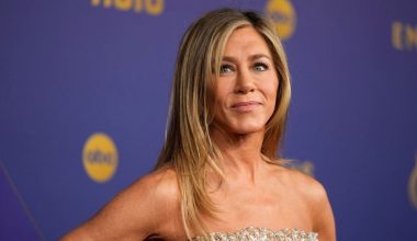 Τ.Άνιστον: Πόζαρε με μικροσκοπικό μπικίνι δίπλα σε πισίνα – Η αντίδραση του συντρόφου της (βίντεο)