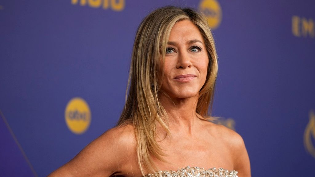 Τ.Άνιστον: Πόζαρε με μικροσκοπικό μπικίνι δίπλα σε πισίνα – Η αντίδραση του συντρόφου της (βίντεο)