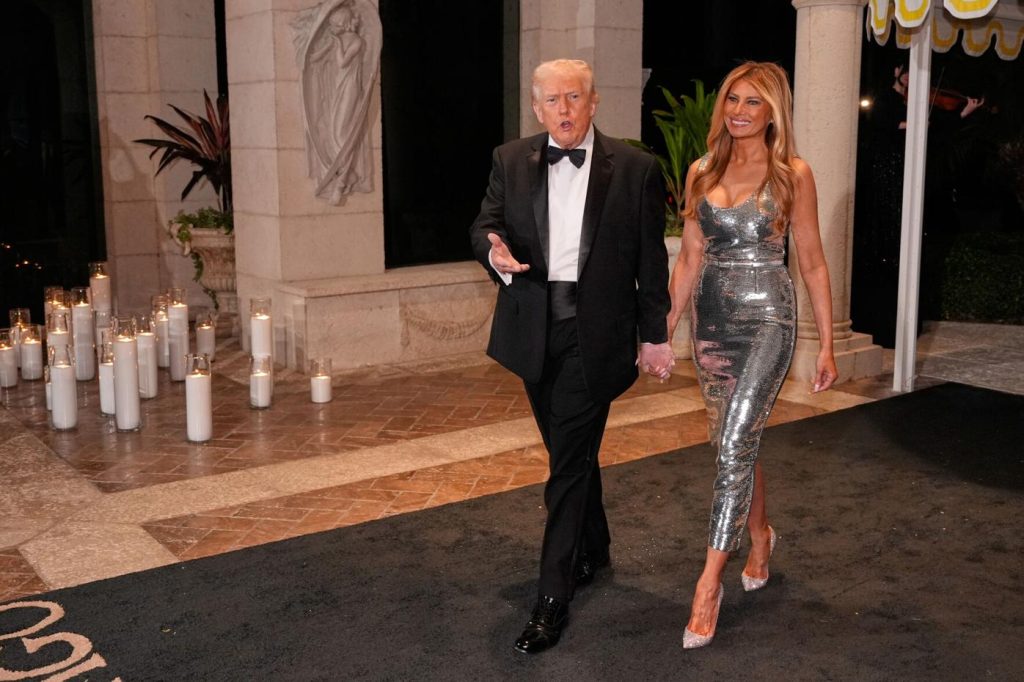 Πρωτοχρονιά στο Μαρ-α-Λάγκο: Ο Ν.Τραμπ, η θεϊκή Μελάνια & ο πίνακας του Ιησού Χριστού που πωλήθηκε για 3 εκατ. $!