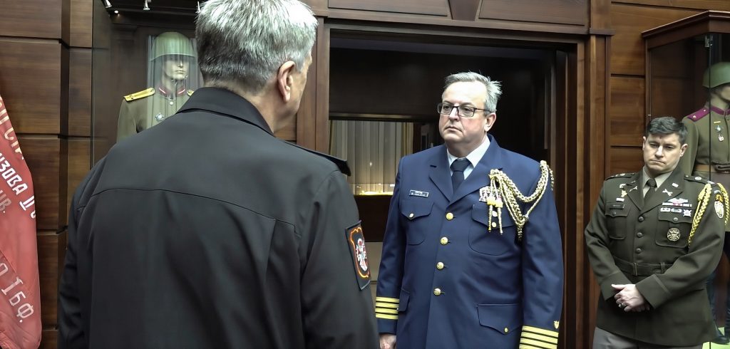 Μόσχα: Η  στιγμή που  οι Ρώσοι παραδίδουν τα δεδομένα του ουκρανικού drone στον στρατιωτικό ακόλουθο των ΗΠΑ