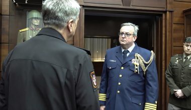 Μόσχα: Η  στιγμή που  οι Ρώσοι παραδίδουν τα δεδομένα του ουκρανικού drone στον στρατιωτικό ακόλουθο των ΗΠΑ