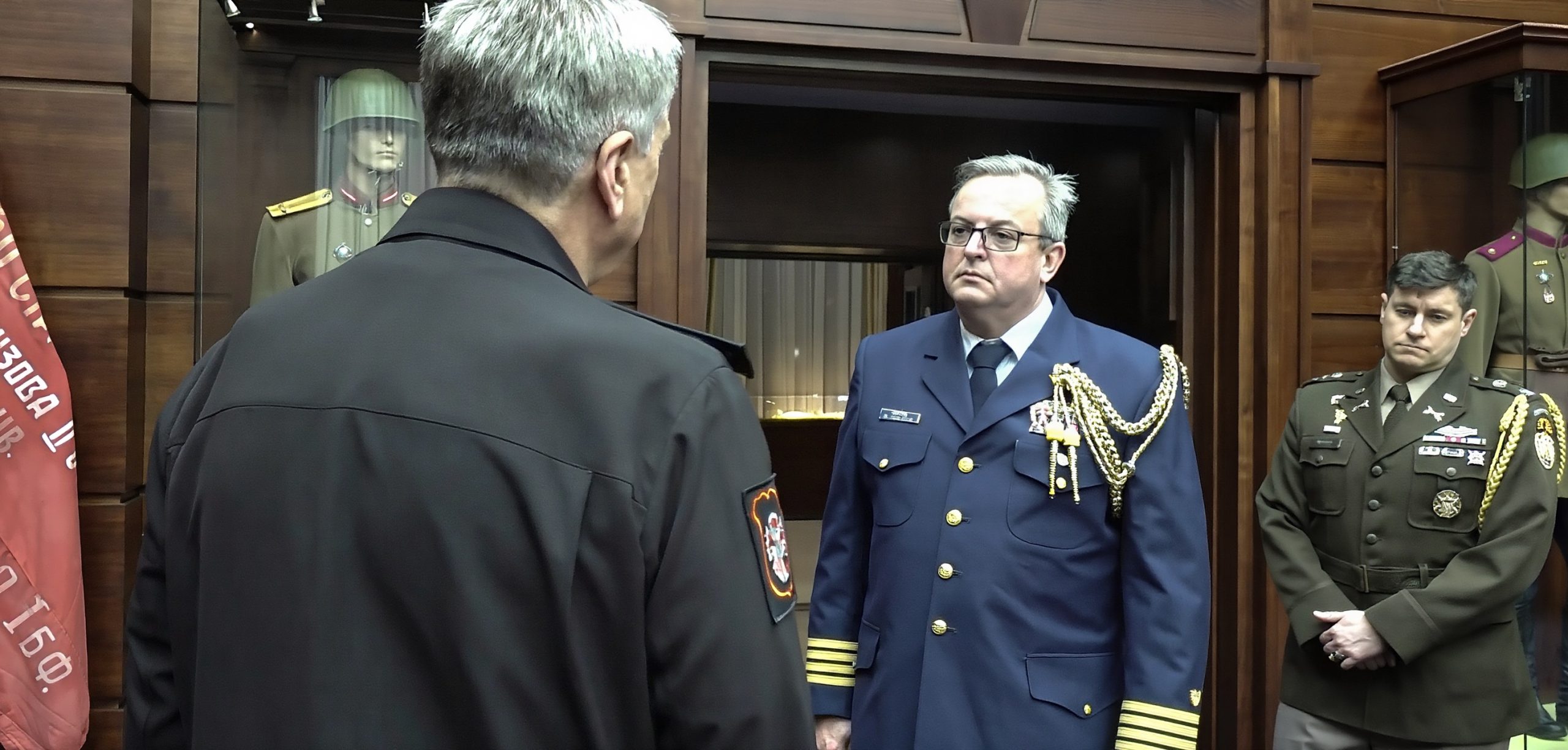 Μόσχα: Η  στιγμή που  οι Ρώσοι παραδίδουν τα δεδομένα του ουκρανικού drone στον στρατιωτικό ακόλουθο των ΗΠΑ