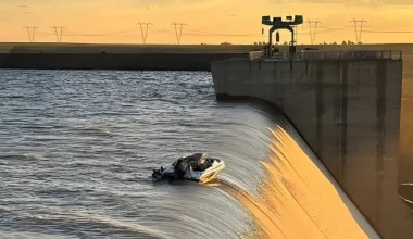 Νότια Αφρική: Tέσσερις άνδρες εγκλωβίστηκαν για ώρες σε σκάφος στο χείλος φράγματος 40 μέτρων! – Δείτε εικόνες