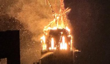 Βίντεο: Κατέρρευσε μέσα σε φλόγες ο πύργος της ιστορικής εκκλησίας Vondelkerk στο Άμστερνταμ