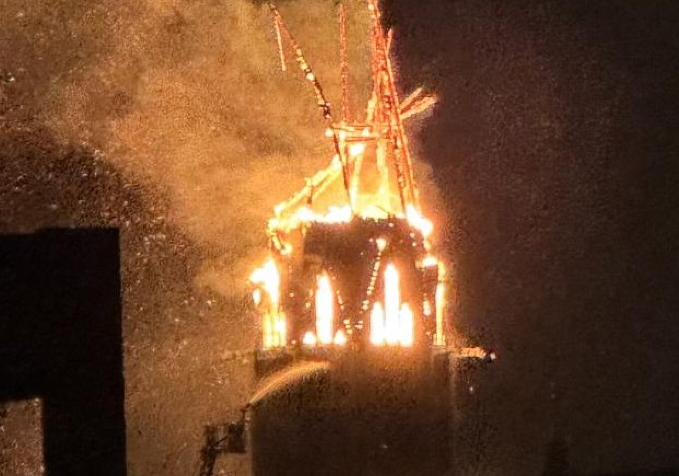 Βίντεο: Κατέρρευσε μέσα σε φλόγες ο πύργος της ιστορικής εκκλησίας Vondelkerk στο Άμστερνταμ