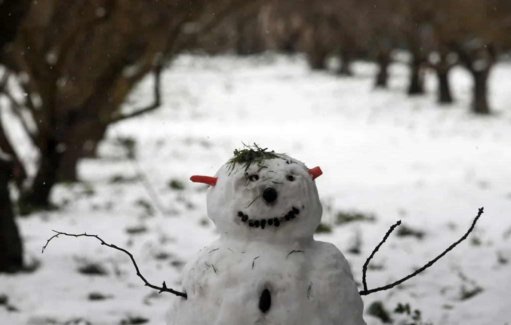 Στα λευκά «ντύθηκαν» Νάξος, Τήνος, Σαμοθράκη και Λήμνος – Δείτε εικόνες