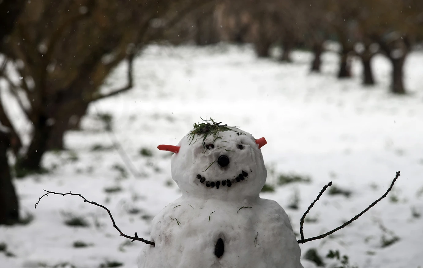 Στα λευκά «ντύθηκαν» Νάξος, Τήνος, Σαμοθράκη και Λήμνος – Δείτε εικόνες