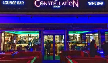 Τραγωδία στο Κραν Μοντανά: Αυτή είναι η σερβιτόρα που κρατούσε μπουκάλι με βεγγαλικό κοντά στην οροφή του μπαρ