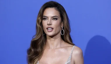 Η Αλεσάντρα Αμπρόσιο ανέβασε τόπλες φωτογραφίες της και έβαλε «φωτιά» στο Instagram