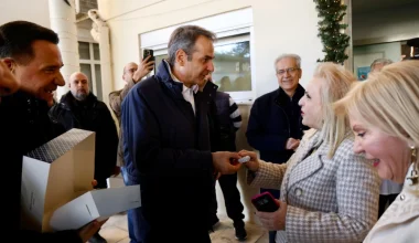 Κ.Μητσοτάκης και Α.Γεωργιάδης μοίραζαν γλυκά στα νοσοκομεία την Πρωτοχρονιά για να «γλυκάνουν» τους πολίτες