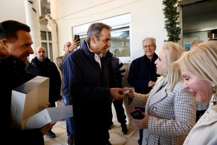 Κ.Μητσοτάκης και Α.Γεωργιάδης μοίραζαν γλυκά στα νοσοκομεία την Πρωτοχρονιά για να «γλυκάνουν» τους πολίτες