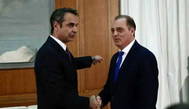 ΠΑΣΟΚ για Κ.Βελόπουλο: «Εμφανίστηκε πάλι ο αυτοφωράκιας του Μητσοτάκη»