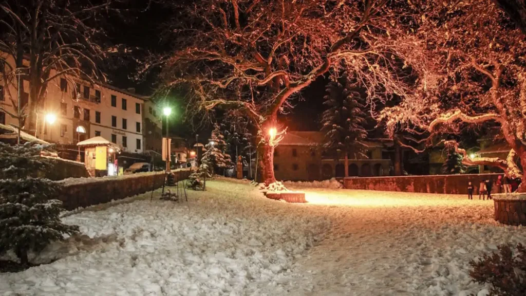 Χιόνι και χαμηλές θερμοκρασίες στην Ήπειρο – Επιχείρηση απεγκλωβισμού 5 οχημάτων στο Ζαγόρι