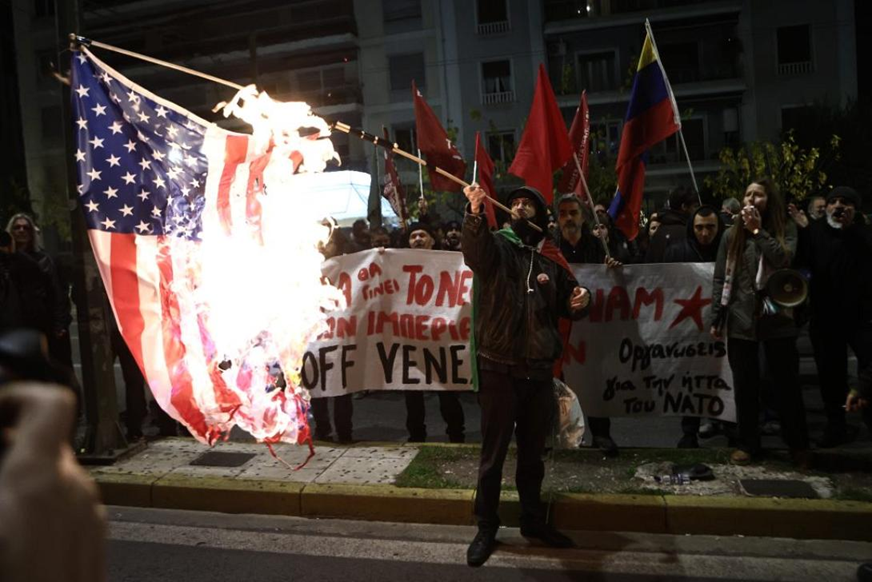 Ολοκληρώθηκε η συγκέντρωση διαμαρτυρίας έξω από την αμερικανική πρεσβεία – Έκαψαν σημαίες των ΗΠΑ (φώτο) (upd)