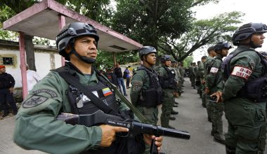 Τοπικοί ηγέτες και ένοπλες οργανώσεις ορκίζονται πίστη  στο σύνταγμα της χώρας  και τον Μαδούρο