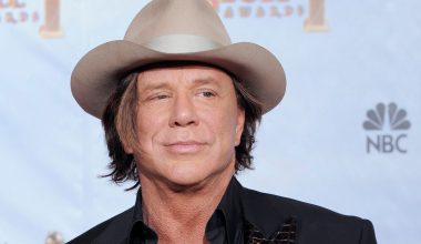 «Αγνώριστος» ο Μ.Ρουρκ: Ο 73χρονος ηθοποιός απαθανατίστηκε έξω από το σπίτι του – Κινδυνεύει με έξωση (φωτο)