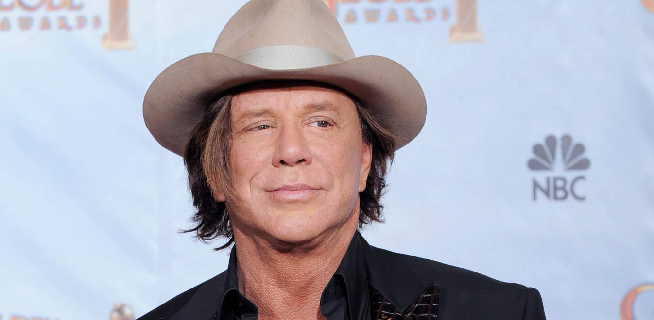 «Αγνώριστος» ο Μ.Ρουρκ: Ο 73χρονος ηθοποιός απαθανατίστηκε έξω από το σπίτι του – Κινδυνεύει με έξωση (φωτο)