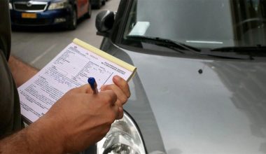 Παράνομη στάθμευση: Αυτοί είναι οι οδηγοί που κινδυνεύουν με πρόστιμο έως και 2.000 ευρώ