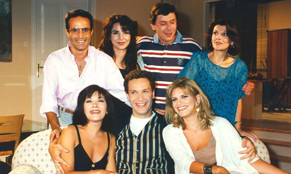 «Εμείς και Εμείς»: Η πρόβλεψη της «Αντωνίας» για το 2026 που προκάλεσε έντονη συζήτηση – Τι λέει ο σεναριογράφος