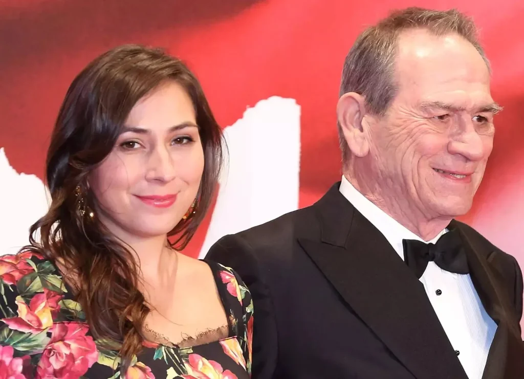 Τ.Λ.Τζόουνς: Nέες αποκαλύψεις για τον θάνατο της κόρης του – Οι εθισμοί της 34χρονης και το επεισοδιακό ρεβεγιόν