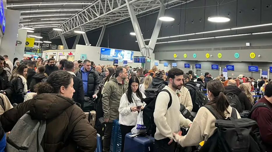 Τεράστιες ουρές επιβατών και καθυστερήσεις στο αεροδρόμιο «Μακεδονία» λόγω του προβλήματος στις ραδιοεπικοινωνίες