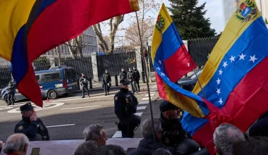 Mαδρίτη: Χιλιάδες διαδηλωτές συγκεντρώθηκαν έξω από την αμερικανική πρεσβεία για την σύλληψη του Ν.Μαδούρο