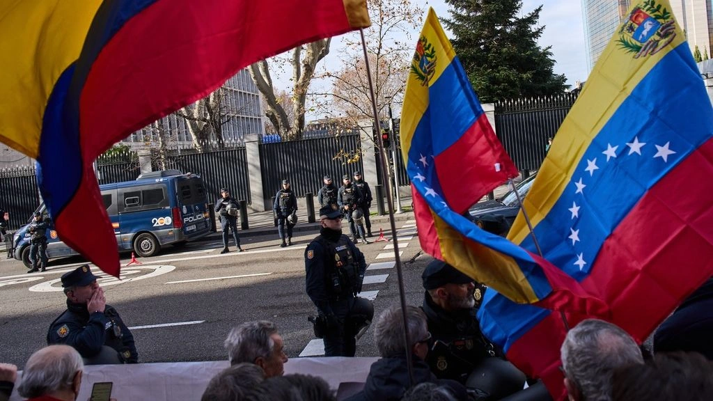 Mαδρίτη: Χιλιάδες διαδηλωτές συγκεντρώθηκαν έξω από την αμερικανική πρεσβεία για την σύλληψη του Ν.Μαδούρο