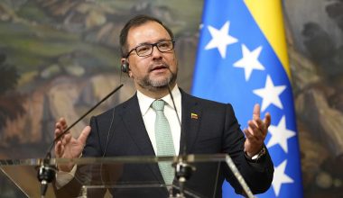 Παγκόσμια «ελληνική πρωτιά»: Ο Ν.Τραμπ επιτέθηκε στην Βενεζουέλα αλλά το Καράκας… ξέσπασε κατά Κ.Μητσοτάκη!