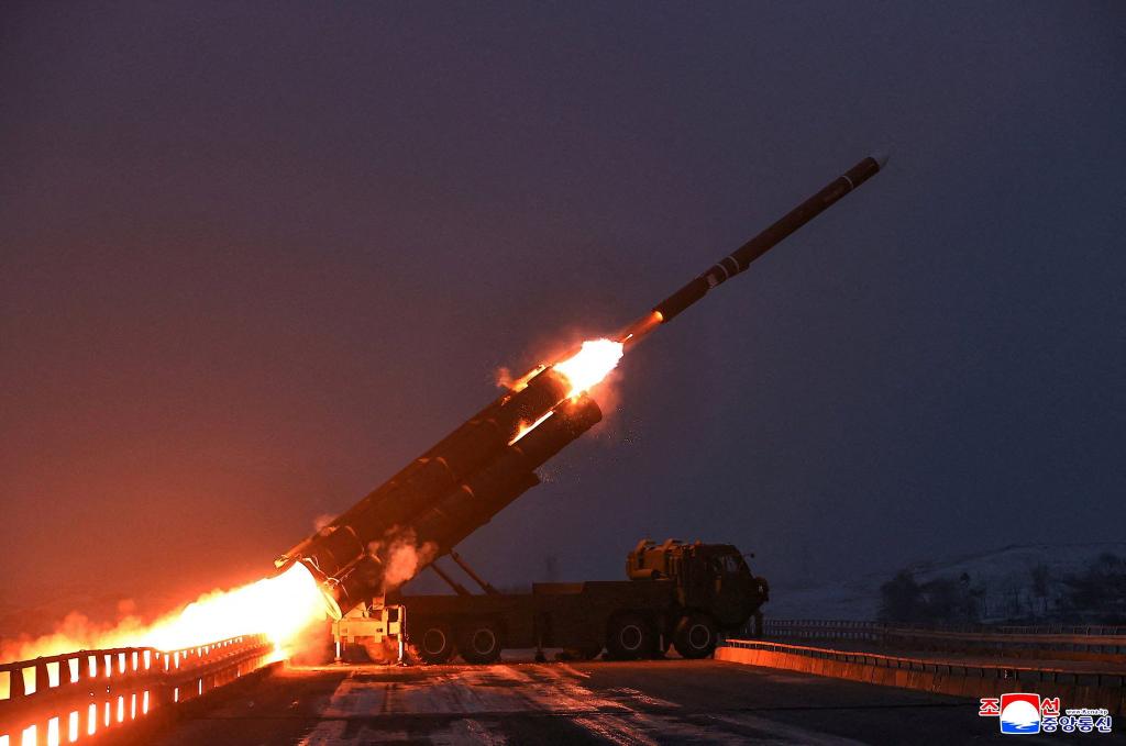 Η Β.Κορέα εκτόξευσε δύο βαλλιστικούς πυραύλους λίγες ώρες μετά τη σύλληψη του Ν.Μαδούρο από τις ΗΠΑ