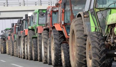 Αντιπολίτευση κατά κυβέρνησης για αγρότες: «Ο Μητσοτάκης αντί για κουραμπιέδες, ας πάει να τους δει»